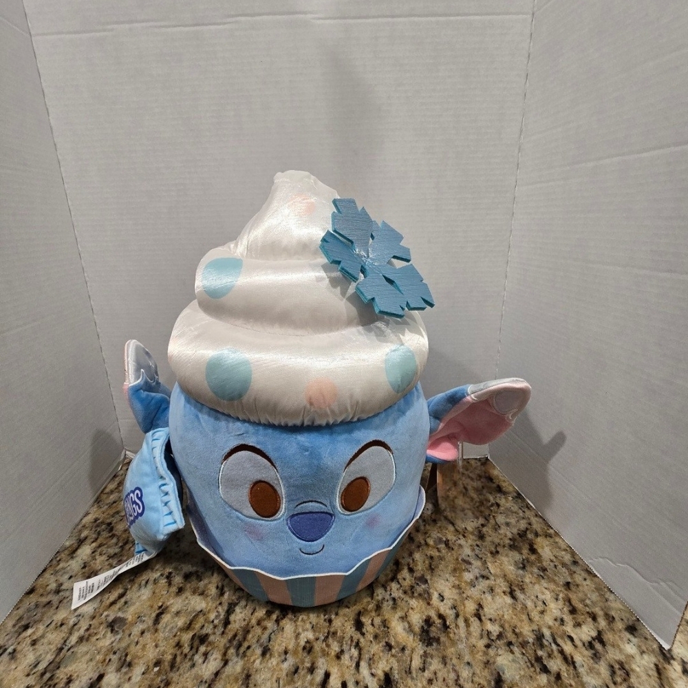 Christmas 2023 stitch snowflake cupcake munchling